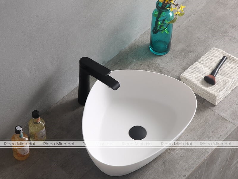 Chậu rửa mặt đặt bàn Clara hình tam giác độc đáo cho phòng tắm