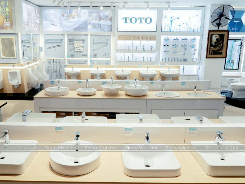 Minh Hải Plaza trưng bày hàng trăm mẫu chậu lavabo TOTO