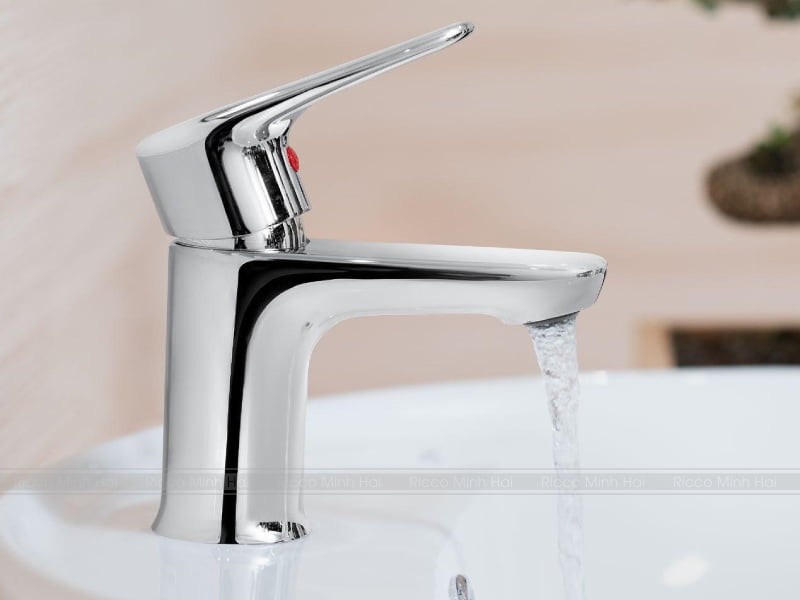 voi chau rua mat nong lanh inax